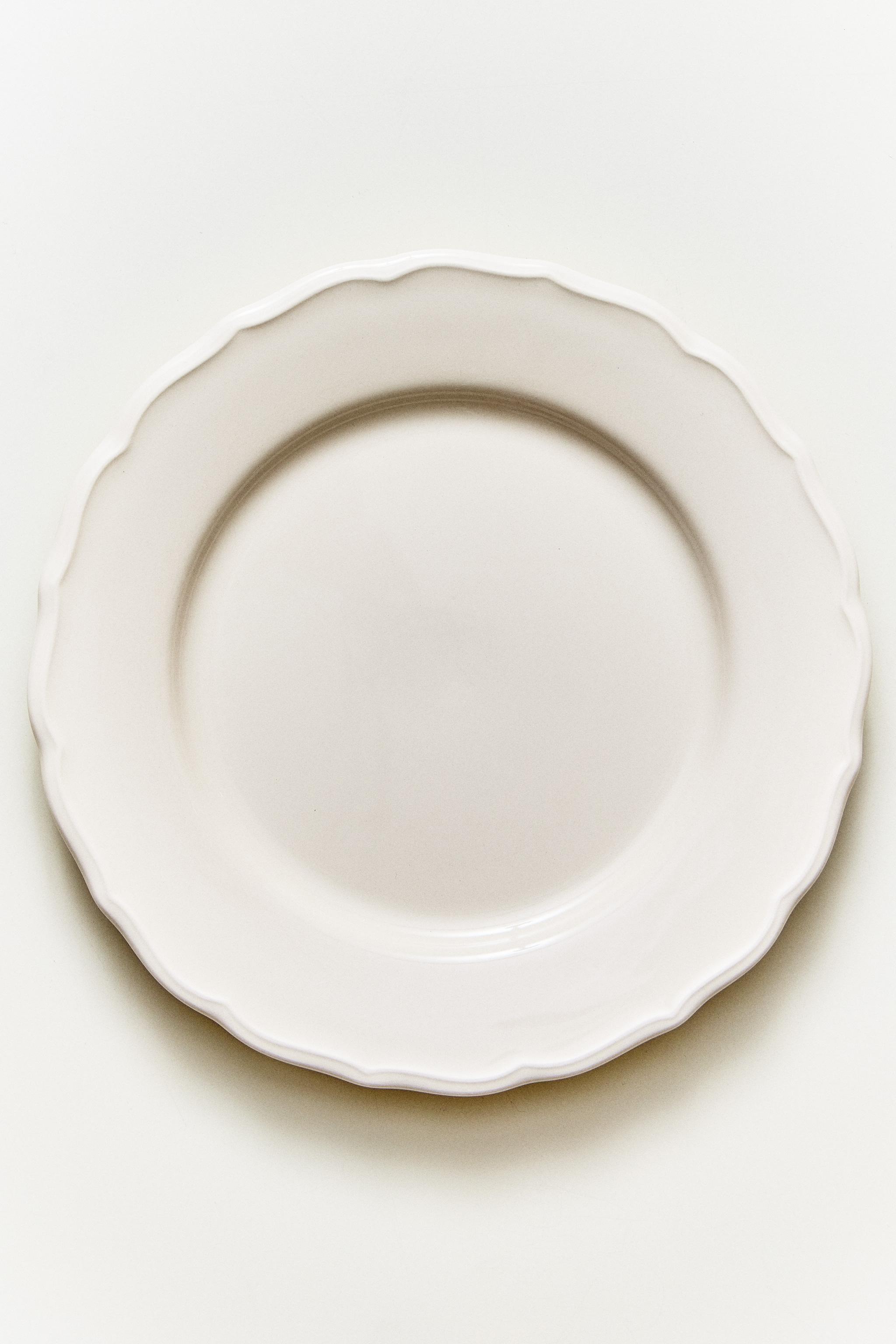 EARTHENWARE DINNER DISH WITH RAISED-DESIGN EDGE